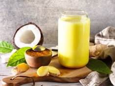 Kokosové mléko s kurkumou pomůže při nepříjemných bolestech