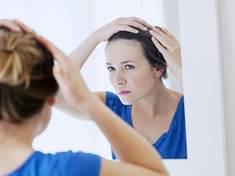 Proces vypadávání vlasů pod drobnohledem odborníka