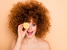 Smícháním citronu se šamponem přivoláte vlasové zázraky