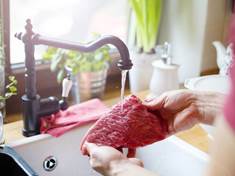 Dokonale čisté maso zajistí voda, citronová šťáva či ocet
