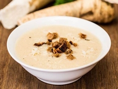 Křenová polévka je tradiční české jídlo, které je známé svou pikantní chutí a výrazným aroma. Je ideální pro chladné dny, kdy potřebujete něco, co vás zahřeje a zasytí.
