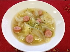 Polévka typické vůně a chuti, s kapustou, klobásou a brambory.
