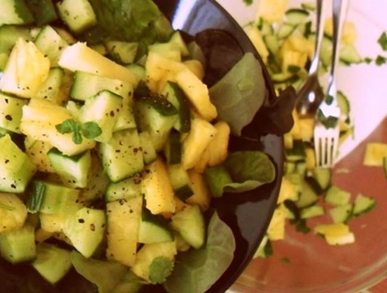 Okurkový salát s ananasem