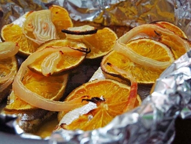 Ryba pečená na pomerančích