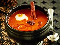 Sytá rajčatová polévka podávaná jako hlavní chod.
