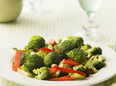 Jednoduchý salát z brokolice.
