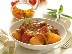 
	Recept na dušené hovězí maso, ke kterému přidáte papriky, rajčata a brambory.
