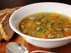 Luštěniny bezesporu patří do zdravého jídelníčku. Zkuste si připravit sytou polévku se zeleninou.
