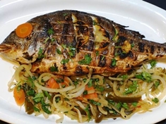 Grilovanou rybou ochucenou olivovým olejem s rozmarýnem, podávanou s dušenou zeleninou, vytvoříte klasické jídlo ve středomořském stylu.
