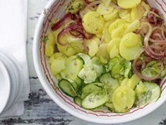 
	Lehký recept na bramborový salát bez majonézy. Hodí se hlavně do parných letních dní.
