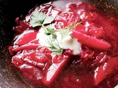 Rychlá polévka z červené řepy-boršč bez masa.
