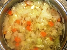 Zelná polévka s kedlubnou a mrkví.
