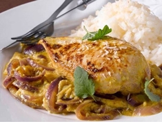 Pikantní kuřecí stehna podle indické kuchyně, se zázvorem a kurkumou.
