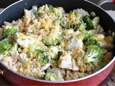 Dušené kuřecí maso s brokolicí, rýži a sýrem.
