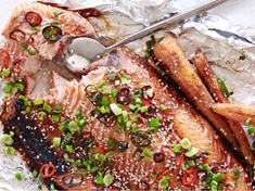 Když budete vybírat rybu na gril, zvolte lososa – nevysuší se, nádherně voní a je výjimečně zdravý.
