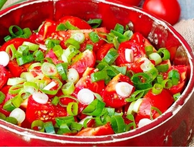 Rajčatový salát s lahůdkovou cibulkou