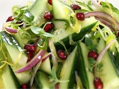 Velmi jednoduchý, chutný salát ze salátové okurky a červené cibule.

