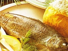 
	Ugrilujte si zdravou rybu s bylinkami. Vůně pečeného masa si získá i zaryté odpůrce ryb.
