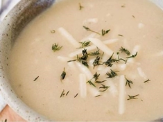 Vychutnejte si chuť květáku a parmezánu v husté, krémové polévce.
