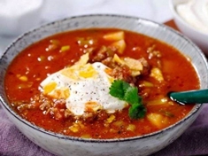 Mexická pikantní polévka podávána jako hlavní chod.
