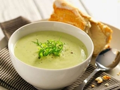 Osvěžující, snadná a chutná polévka.
