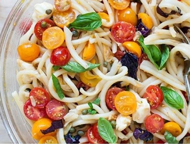 Špagetový salát s rajčaty a mozzarellou