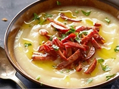 Sametově hladká bramborová polévka ve španělském stylu.

