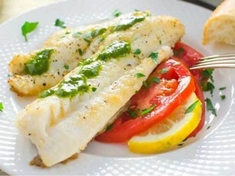 Dietní ryba s bylinkovým přelivem a rajčaty.
