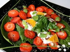 
	Recept na velmi lehký, lahodný salát s jahodami.
