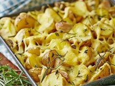 Smetana a sýr dodají bramborám skvělou chuť.
