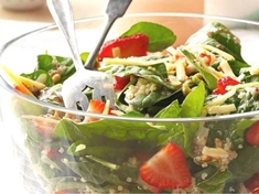 Quinoa je velmi zdravá, výživná a lehce stravitelná. Vyzkoušejte tento svěží salát.
