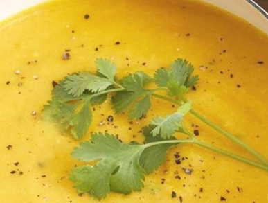 Krémová květáková polévka s kurkumou