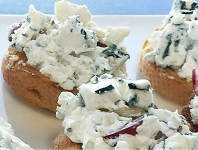Crostini se sýrem s modrou plísní