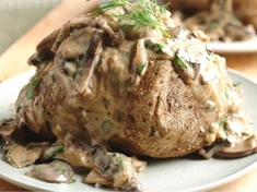 Pečené brambory s houbovou omáčkou.
