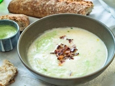 Pórková polévka s brambory, jogurtem a anglickou slaninou.
