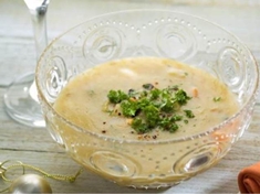 Polévka z rybího filé s krevetami a fenyklem.

