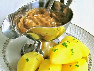 Vařené brambory s cibulovou omáčkou
