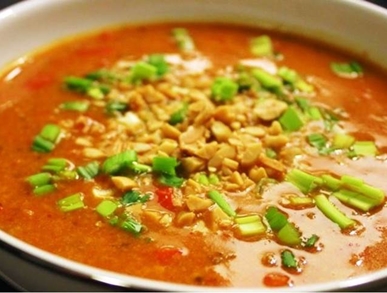 Asijská polévka s arašídy