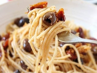 Špagety s olivami a sušenými rajčaty