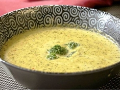 Sytá krémová polévka s česnekem, brokolicí a sýrem.
