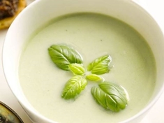 Italská polévka se zeleným chřestem, ricottou a bazalkou.
