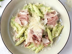 Těstoviny se smetanovou omáčkou, brokolicí a šalvěji. Do hodiny budete mít na stole originální italské jídlo!
