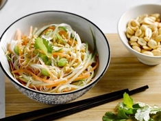 Tento vynikající asijský salát se skleněnými nudlemi a zeleninou je snadný a rychlý na přípravu.
