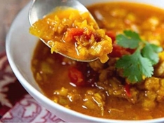 Jemná červená čočka, oblíbená v Indii, se zhostí polévkové role stejně elegantně jako její zelená kolegyně. Je však křehčí; vaření trvá jen pár minut.
