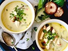Máte rádi syté polévky? Tento recept je na přípravu thajské kuřecí polévky s typickými asijskými příchutěmi .
