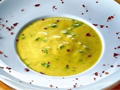 Krémová polévka, ve které se snoubí jemná nakyslost jogurtu s ostrou chutí chilli.
