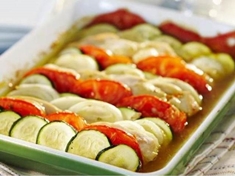 Lehký letní oběd ze zeleniny a krůtího masa pečený v troubě.
