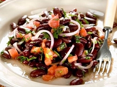 Existuje hodně variant na přípravu fazolového salátu. Je zdravý a hodí se i jako hlavní chod.
