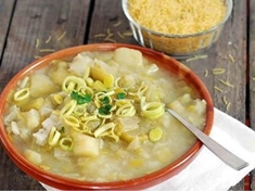 Hustá pórková polévka netradičně s vlasovými nudlemi je klasická polévka z Italské kuchyně.
