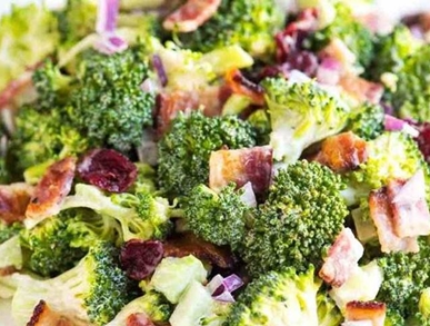 Brokolicový salát se slaninou